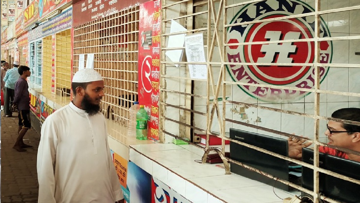 ছুটি আগেভাগে শুরু হওয়ায় বাসে ভিড় নেই আজ