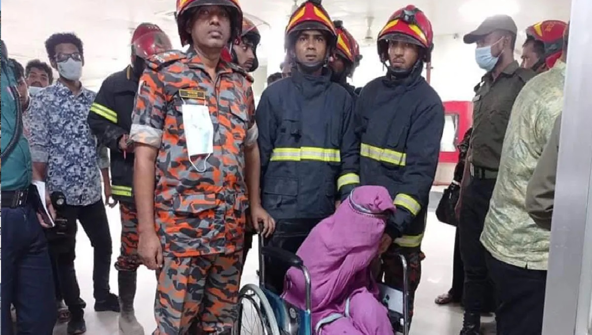 চট্টগ্রামে খালে পড়ে যাওয়া বৃদ্ধা জীবিত উদ্ধার