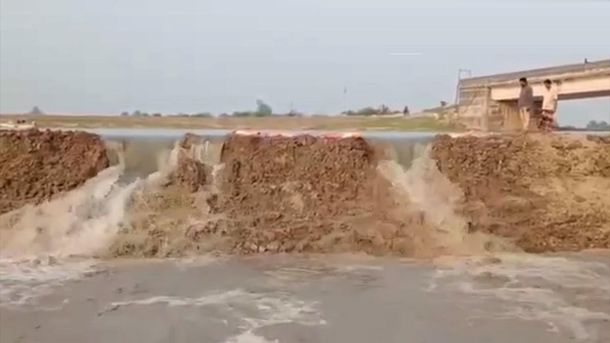 ভেঙে গেছে ঘনিয়াকুড়ি হাওরের ফসলরক্ষা বাঁধ