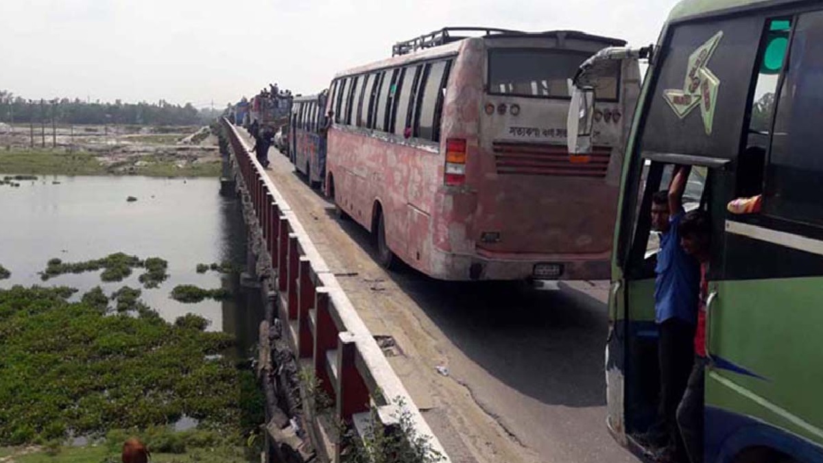 ঘরমুখো মানুষের ভিড়ে চাপ বেড়েছে সড়ক ও নৌপথে