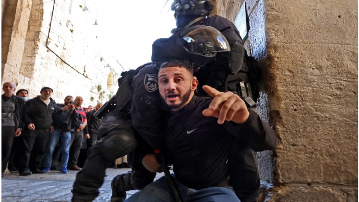 আল আকসায় ইসরায়েলি হামলায় আহত অন্তত ১৫০, আটক ৩০০ ফিলিস্তিনি