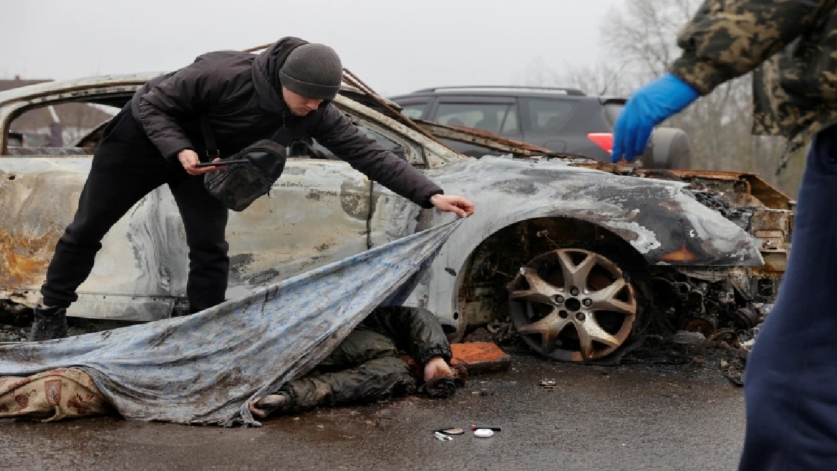 সড়ক পড়ে আছে লাশের স্তূপ, রুশ সেনারা যেমন রেখে গেলো কিয়েভ