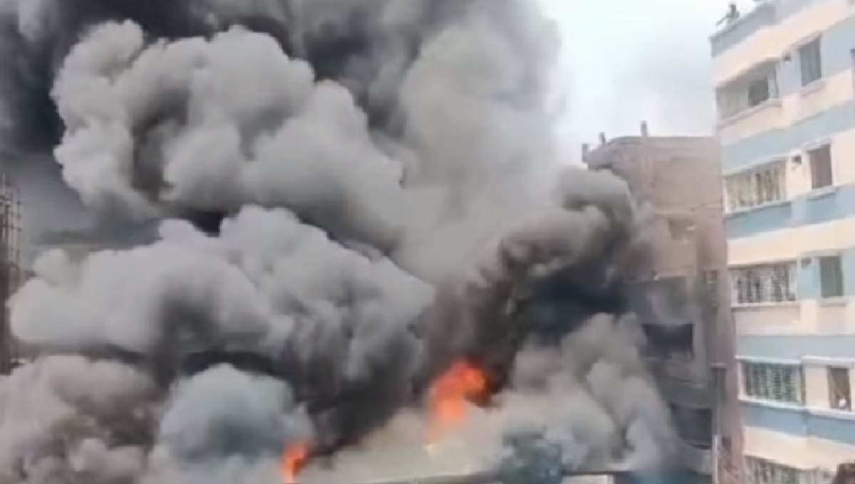 লালবাগে প্লাস্টিক কারখানায় আগুন