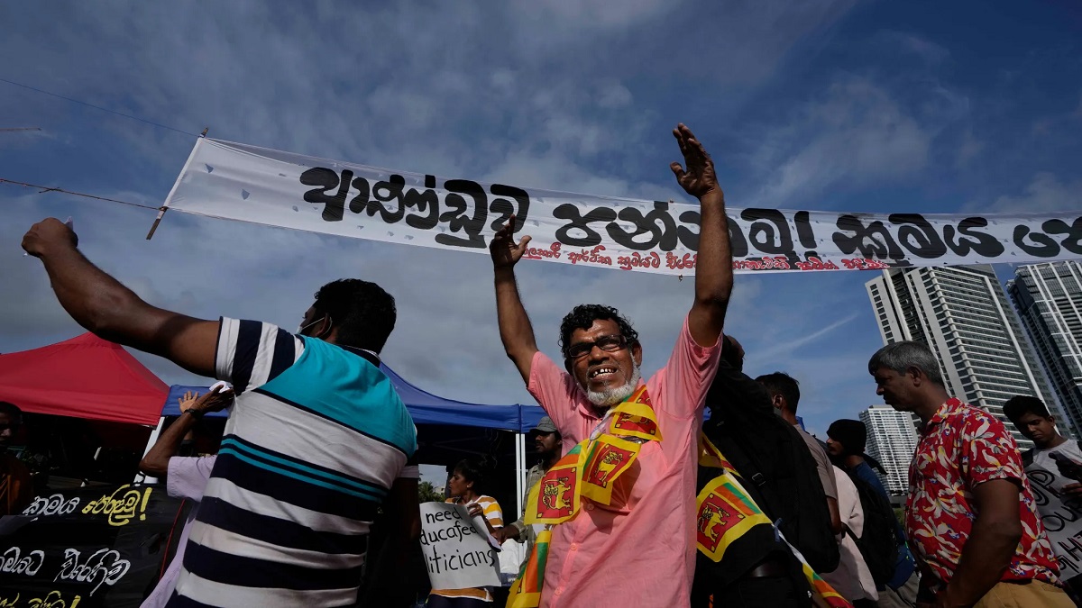 শ্রীলঙ্কায় সরকার পতনের দাবিতে ৬ দিনের পদযাত্রা চলছে
