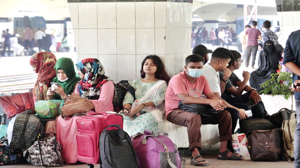 ঈদযাত্রার দ্বিতীয় দিনেও শিডিউল বিপর্যয়ে ট্রেনযাত্রা