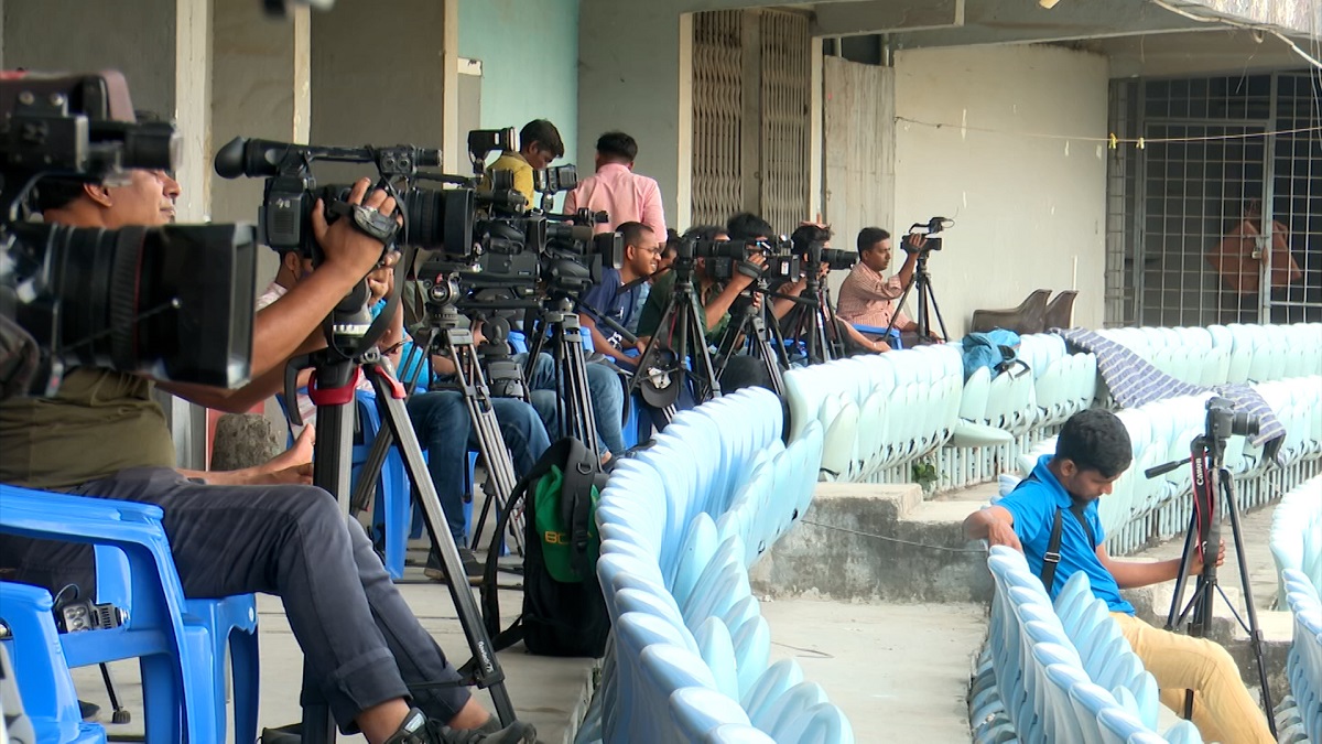 উত্তাপ নেই আবাহনী-মোহামেডান ম্যাচে, দর্শকের চেয়ে বেশি সাংবাদিক (ভিডিও)