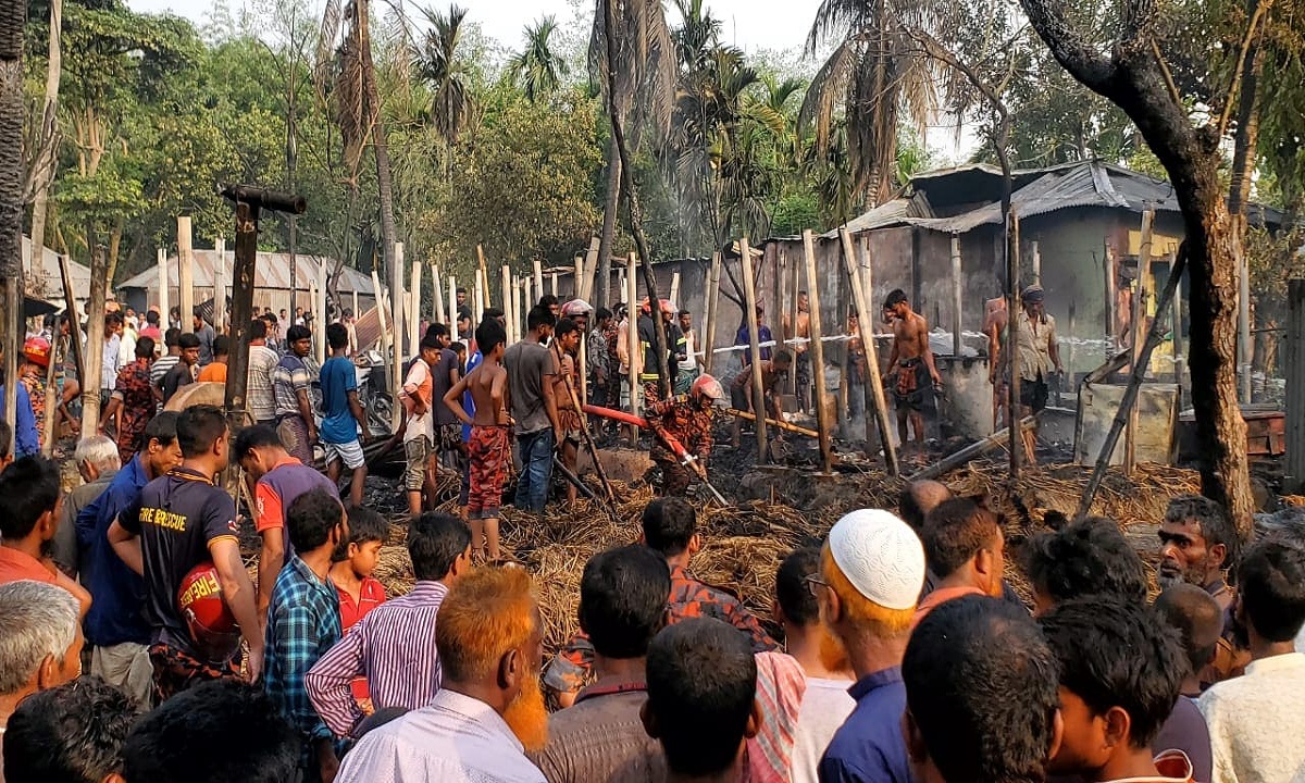 নাটোরে আগুনে পুড়ে এক বৃদ্ধার মৃত্যু, ১০টি ঘর পুড়ে ছাই