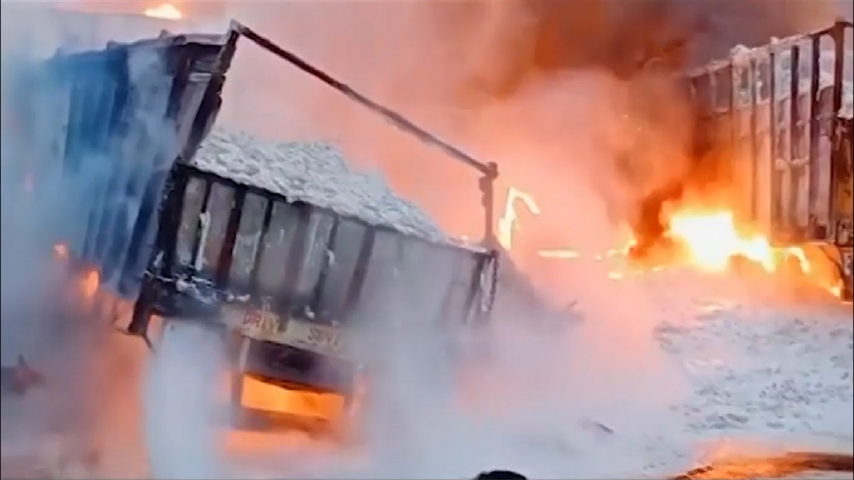 বেনাপোল বন্দরে আগুনে পুড়ে ছাই ৩ ভারতীয় ট্রাক