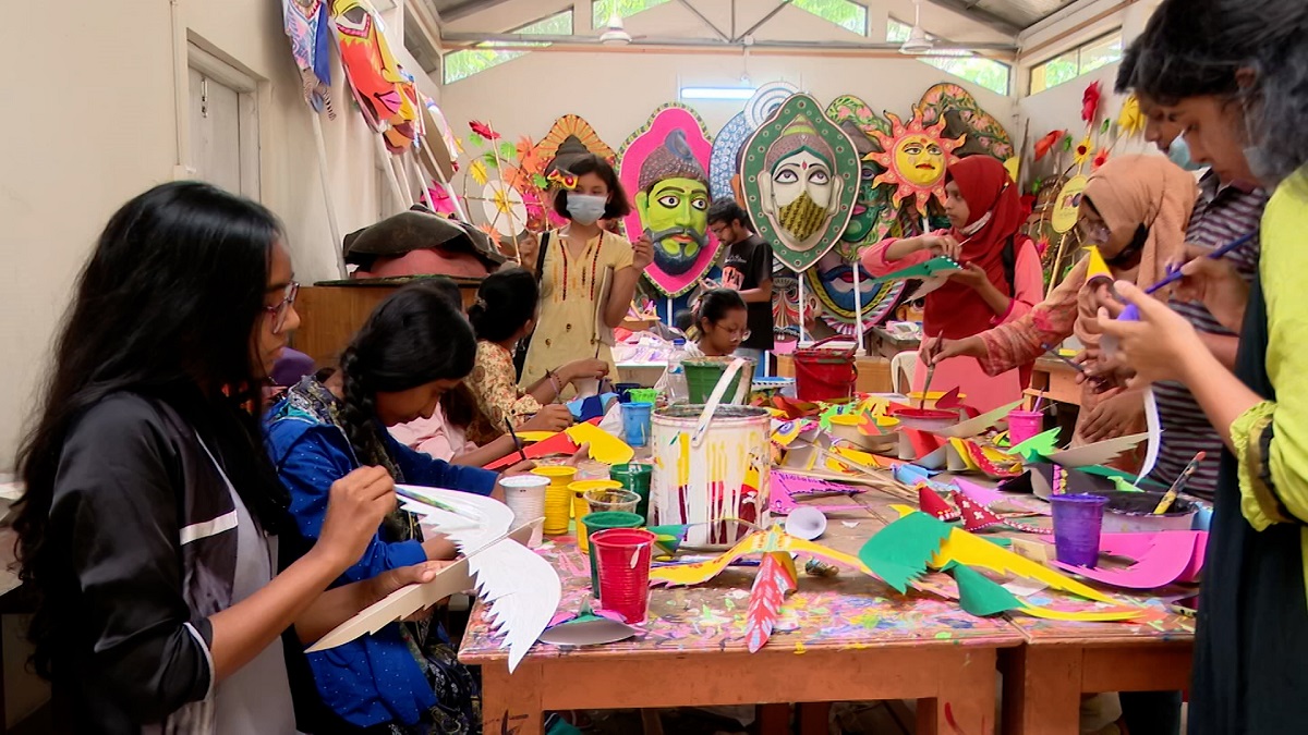 রঙের ছটায় চলছে বৈশাখকে স্বাগত জানানোর প্রস্তুতি