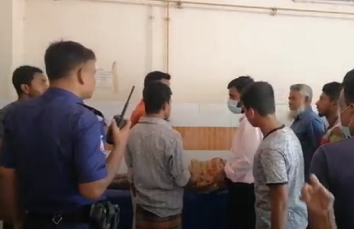 চুয়াডাঙ্গায় আলমসাধু উল্টে চালক নিহত, আহত ১