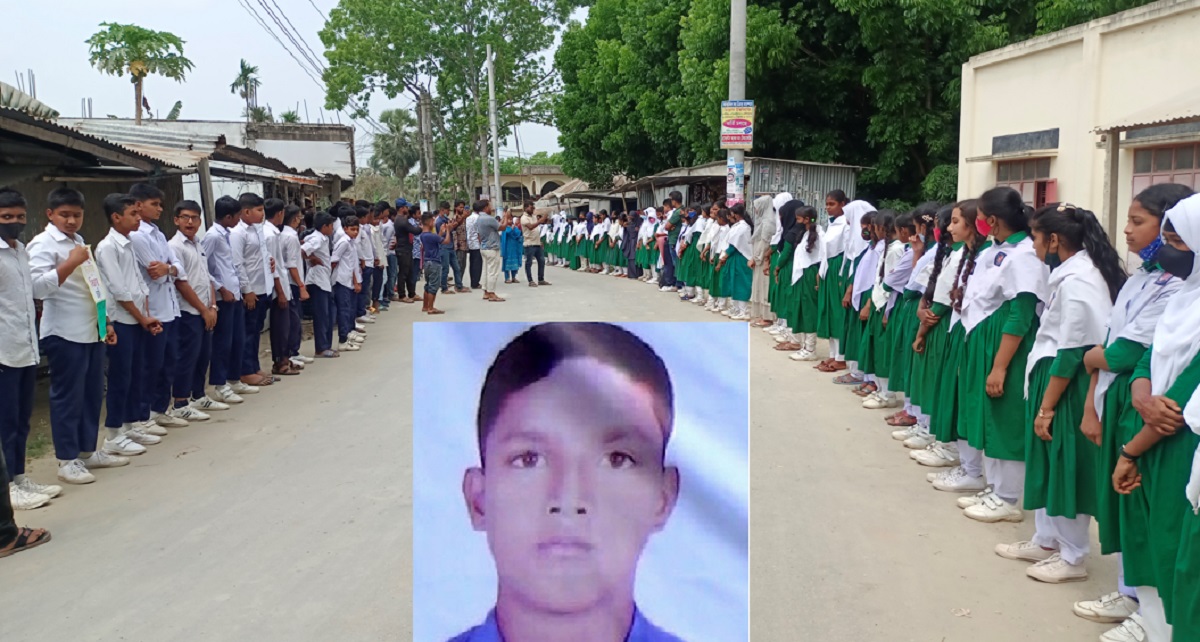 ট্রলির চাপায় স্কুলছাত্র নিহতের প্রতিবাদে ফরিদপুরে শিক্ষার্থীদের মানববন্ধন