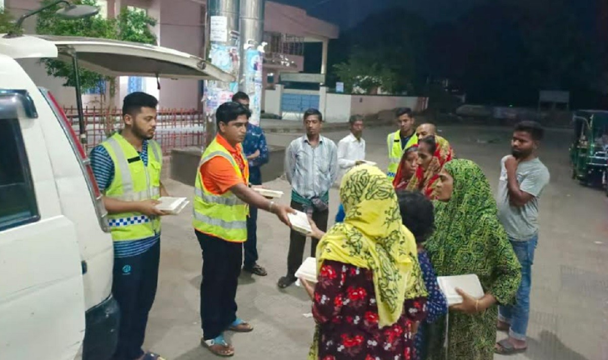 ফরিদপুরে মাসব্যাপী জেলা পুলিশের সেহেরি বিতরণ