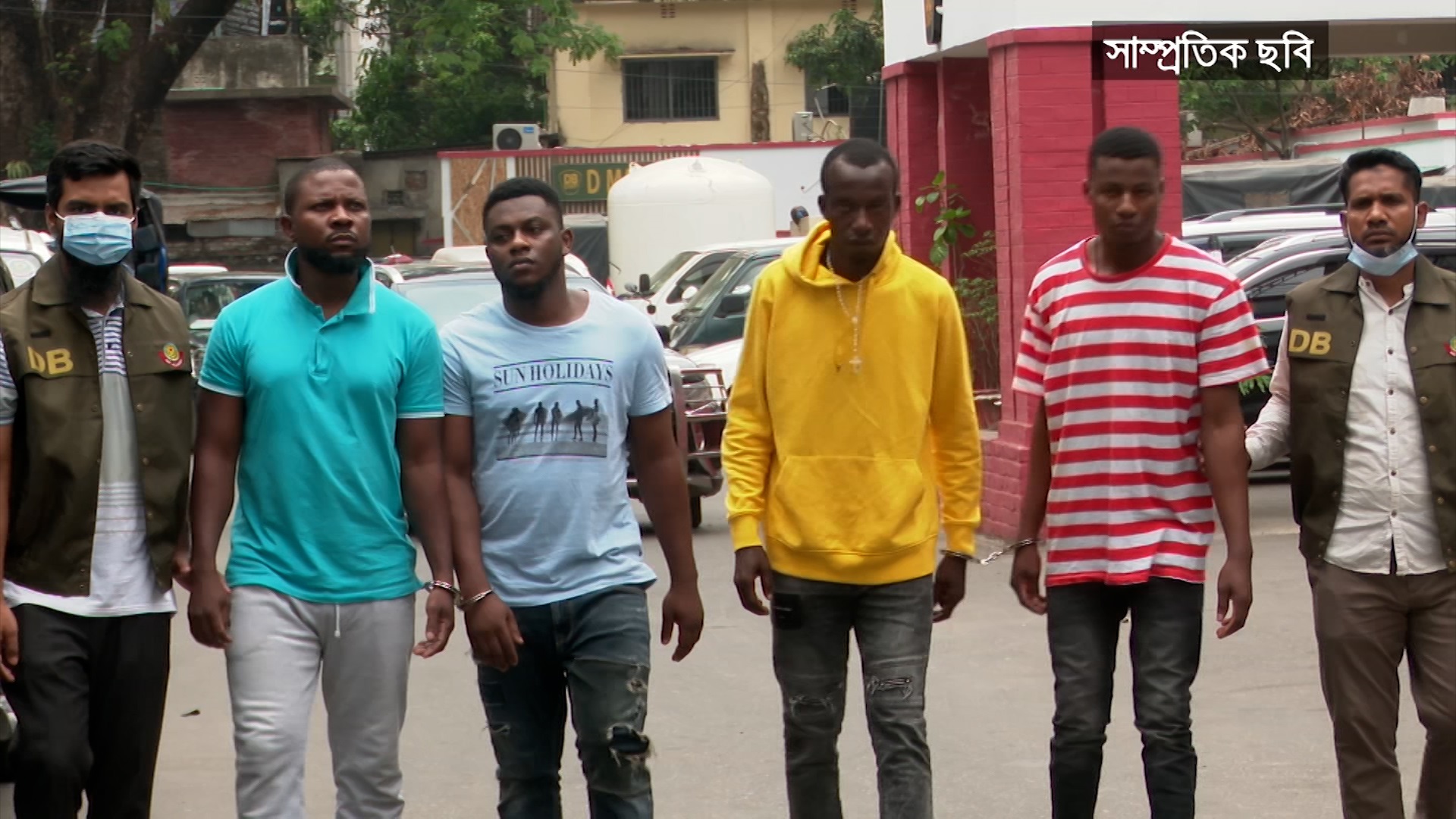 রিকশাওয়ালার ৫০টি ব্যাংক অ্যাকাউন্ট, ডিম বিক্রেতার ২০টি