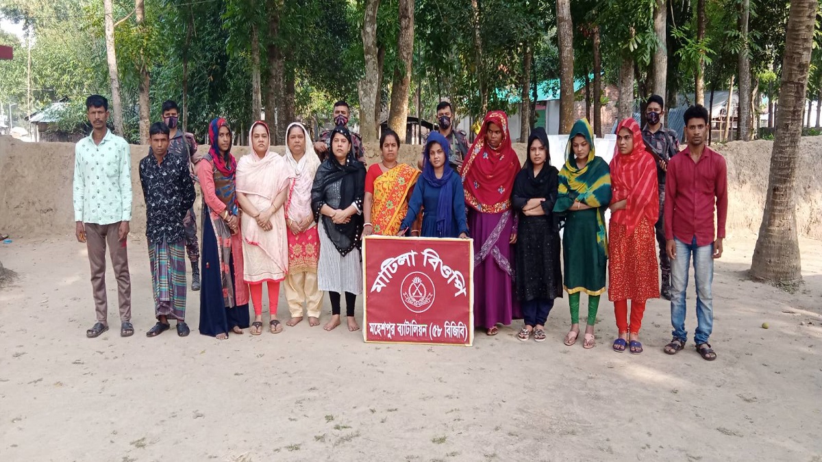 অবৈধ অনুপ্রবেশের দায়ে ঝিনাইদহ সীমান্তে ১৪ জন আটক