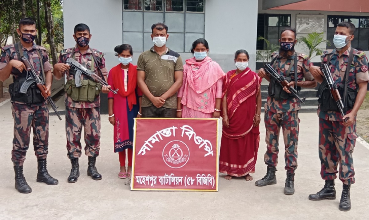 অবৈধভাবে সীমান্ত অতিক্রমকালে শিশুসহ ঝিনাইদহে আটক ৫