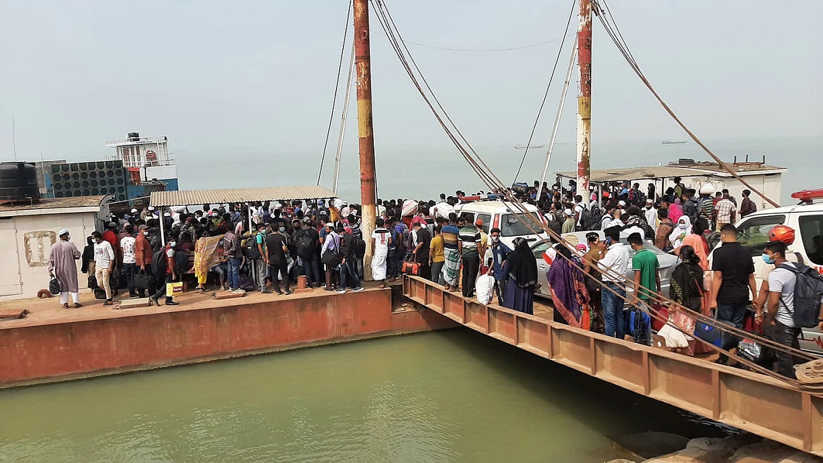 ঈদ যাত্রার ভোগান্তি কমাতে দৌলতদিয়া-পাটুরিয়া নৌরুটে চলবে ৪২টি ফেরি ও লঞ্চ