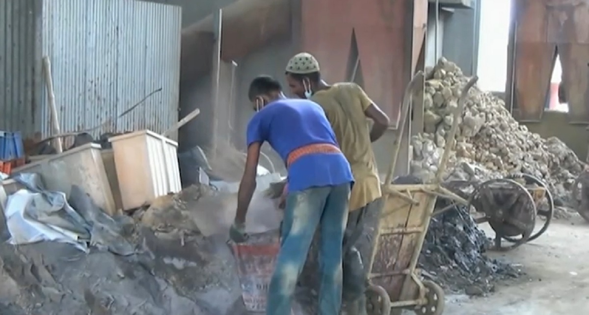 একাধিক অননুমোদিত সীসা তৈরির কারখানা নরসিংদীতে, বিষাক্ত হয়ে উঠছে পরিবেশ