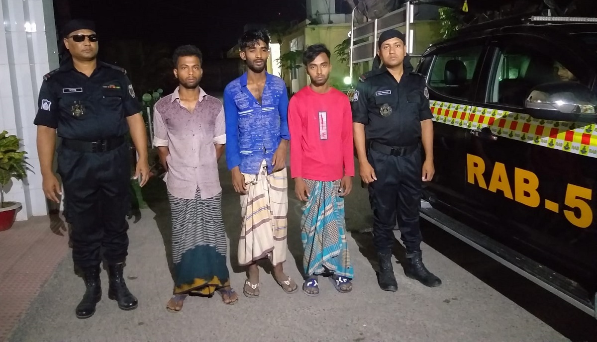 নাটোরে ছিনতাইকারী চক্রের তিন সদস্য আটক