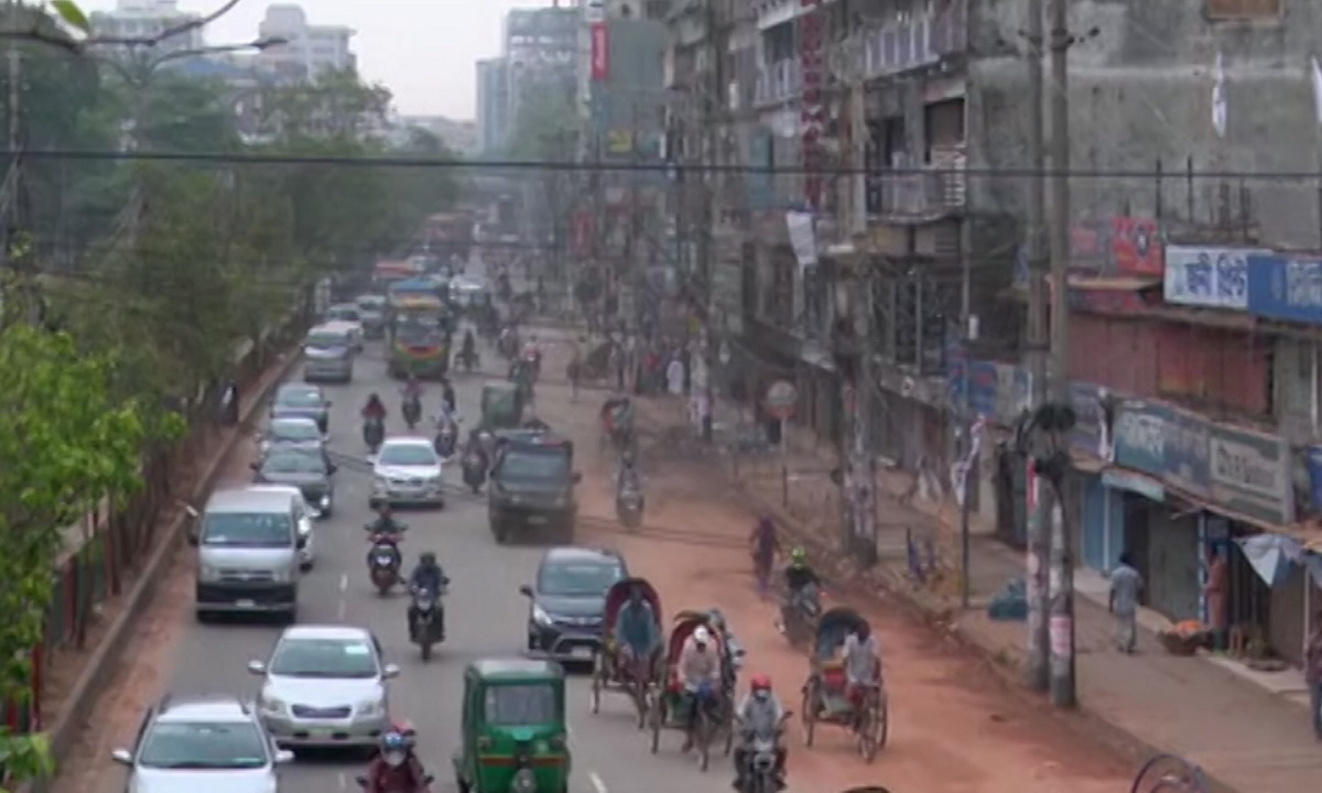 নিউমার্কেট এলাকায় যান চলাচল স্বাভাবিক, এখনো দেখা যায়নি দোকান কর্মচারীদের উপস্থিতি