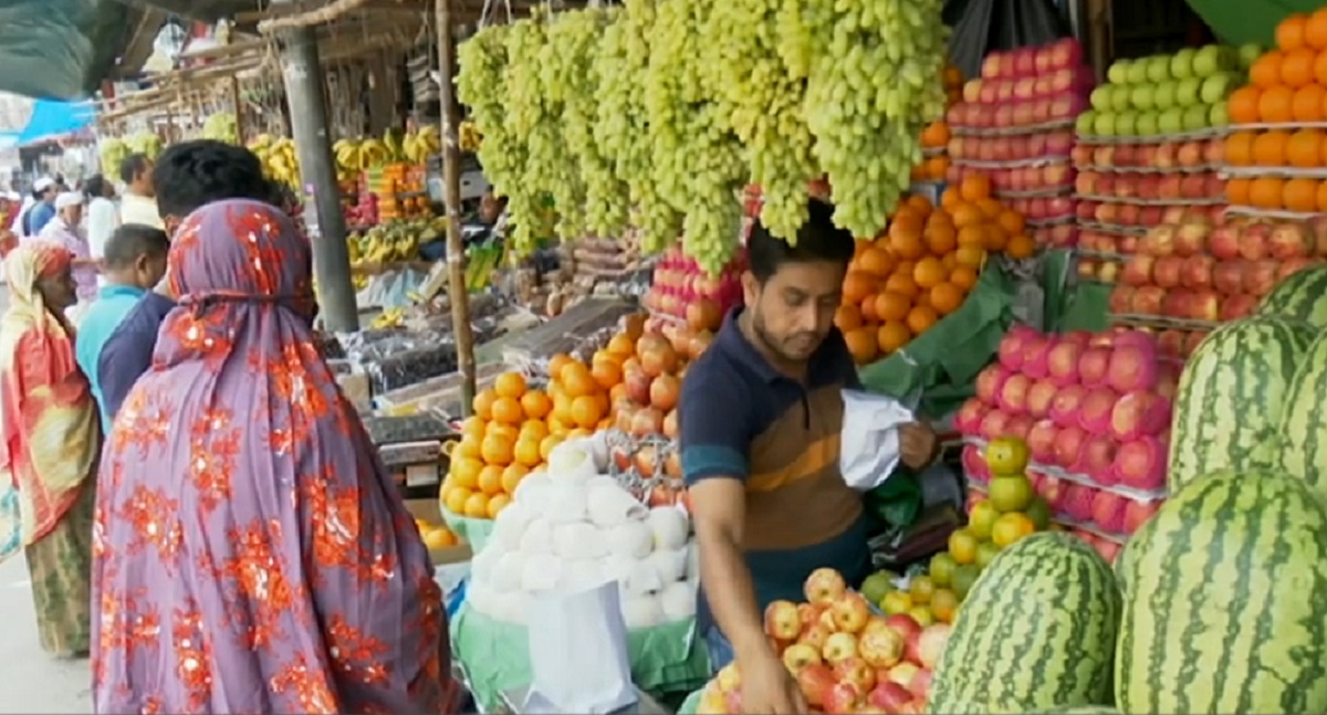 রোজার বাজারে ফল যেনো আকাশের চাঁদ, কারণ ছাড়াই দাম বেড়ে কয়েকগুণ