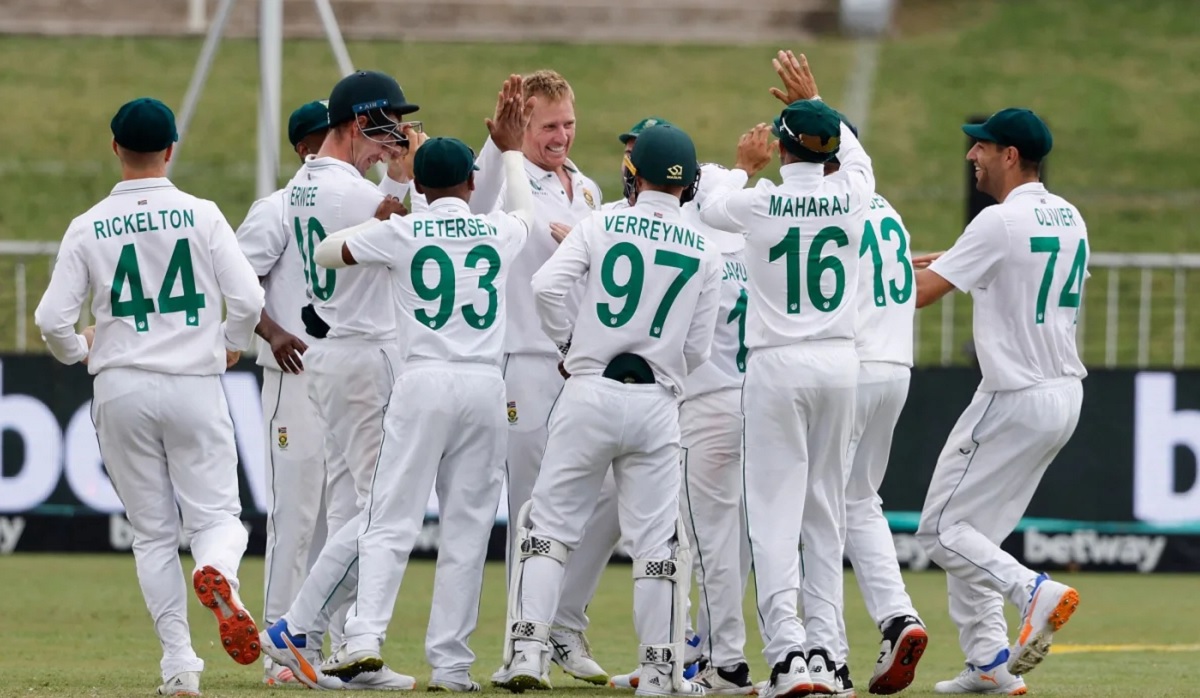 ব্যাটিং বিপর্যয়ে বড় হয়ে গেল শেষদিনে জয়ের লক্ষ্য