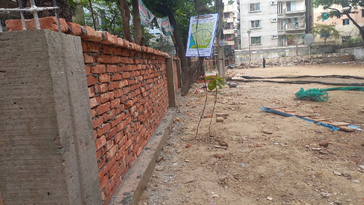 তেঁতুলতলা মাঠে দেয়াল নির্মাণের কাজ শেষ