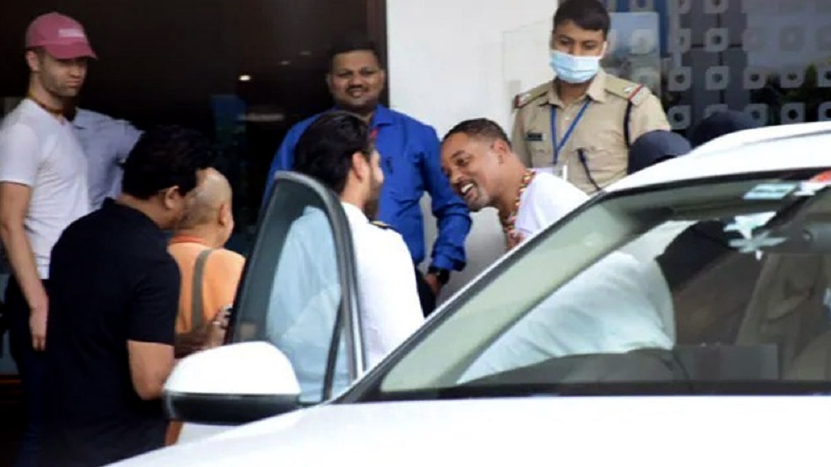 অস্কারকাণ্ডের পর হঠাৎ মুম্বাই বিমানবন্দরে উইল স্মিথ!