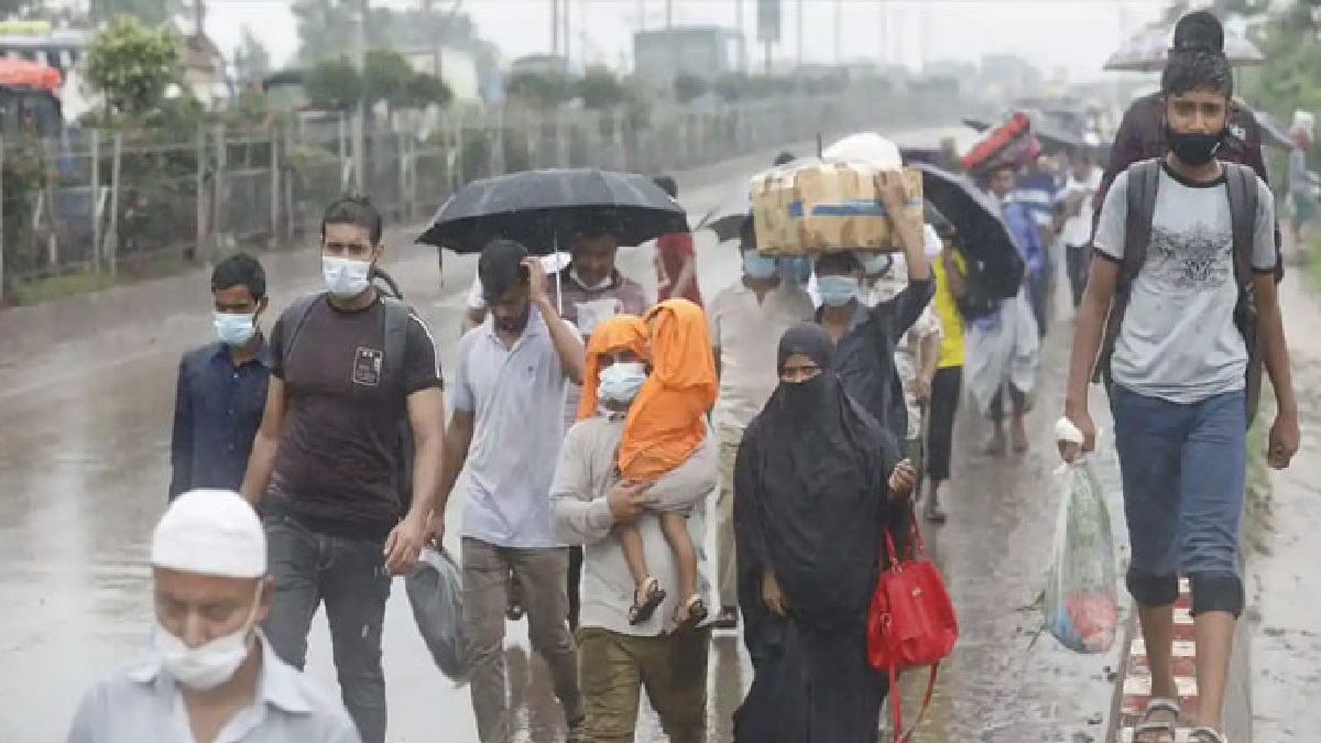 ঈদ শেষে রাজধানীর পথে মানুষ