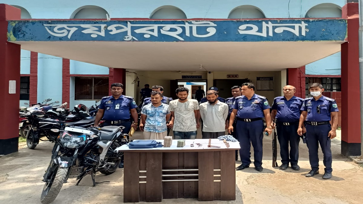 জয়পুরহাটে ইসলামী ব্যাংকের টাকা ছিনতাইয়ের চেষ্টা, গ্রেফতার ৩