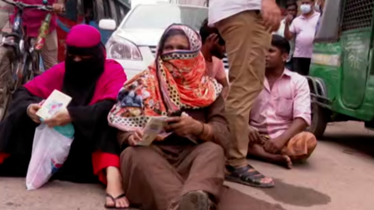 নিম্ন আয়ের মানুষের সাথে প্রতারণা, ভুক্তভোগীদের কারওয়ান বাজার অবরোধ