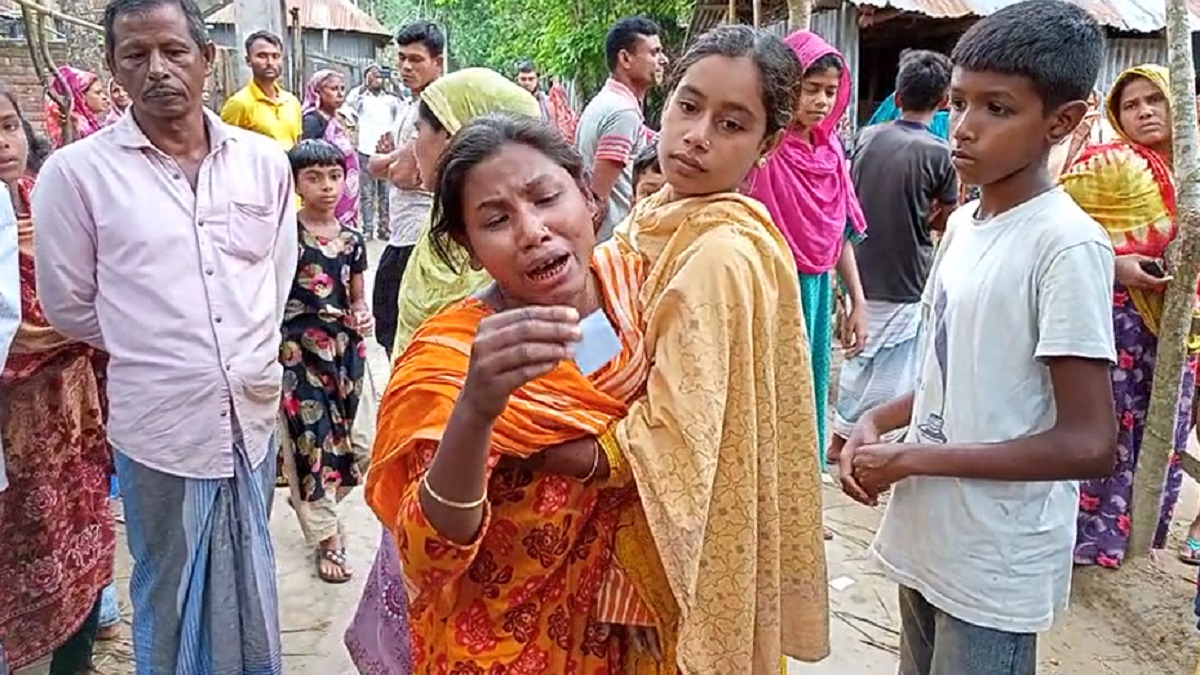 স্কুলের টিনের চালে উঠে খেলতে যাওয়াই কাল হলো লিমনের