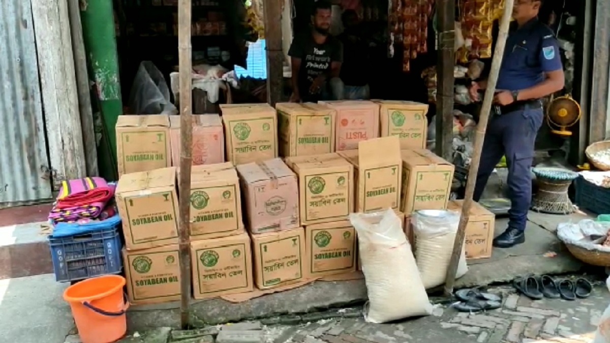 মুন্সিগঞ্জে ৪ হাজার লিটার সয়াবিন তেল উদ্ধার, দুই প্রতিষ্ঠানকে ১ লাখ টাকা জরিমানা