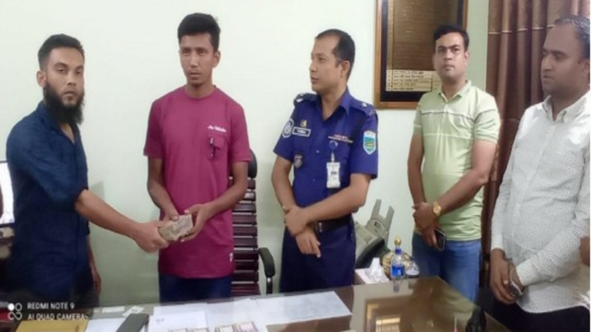 কুড়িয়ে পাওয়া ২৫ লাখ টাকা ফেরত দিলেন নাটোরের ট্রাক চালক শাহ নেওয়াজ