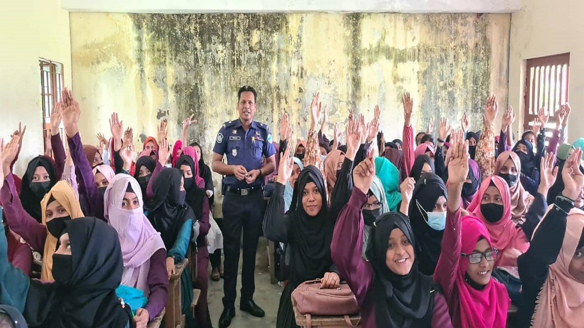 প্রেমের টানে বাড়ি ছেড়ে না পালানোর শপথ নিলো নোয়াখালীর স্কুলছাত্রীরা