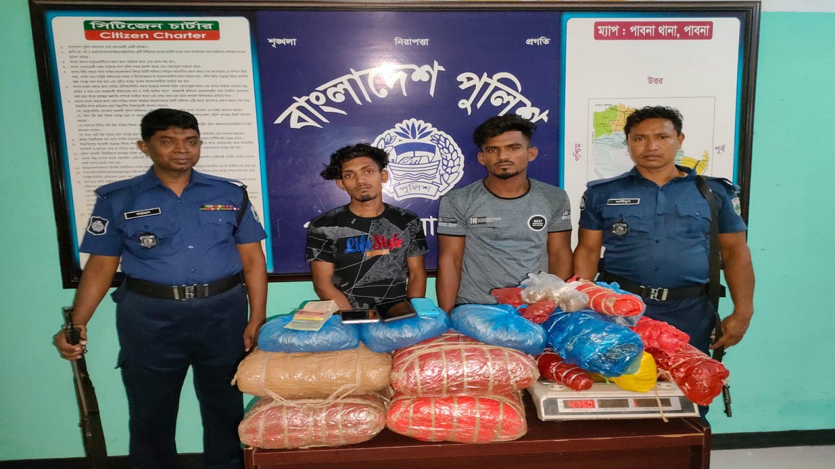পাবনায় ১৯ কেজি গাঁজাসহ দুই মাদক ব্যবসায়ী আটক