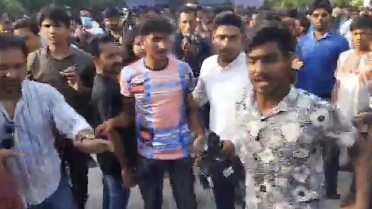 রাজশাহীতে দায়িত্ব পালনের সময় সাংবাদিকদের ওপর যুবদল নেতাকর্মীদের হামলা