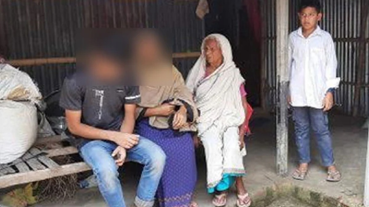 স্কুলের গাছ থেকে আম পাড়ায় ছাত্র ও তার মাকে জুতাপেটার অভিযোগ