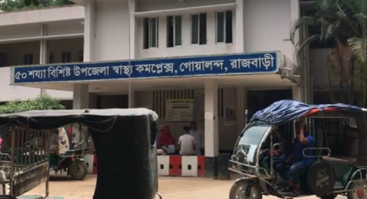 সড়কের পাশে গাছের গুড়ির স্তুপে চাপা পড়ে স্কুলছাত্রীর মৃত্যু