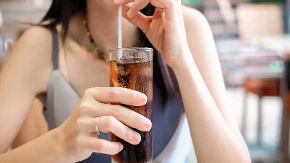 গরম পড়তেই বোতল বোতল ঠান্ডা পানীয় খাচ্ছেন? হতে পারে যেসব বিপদ