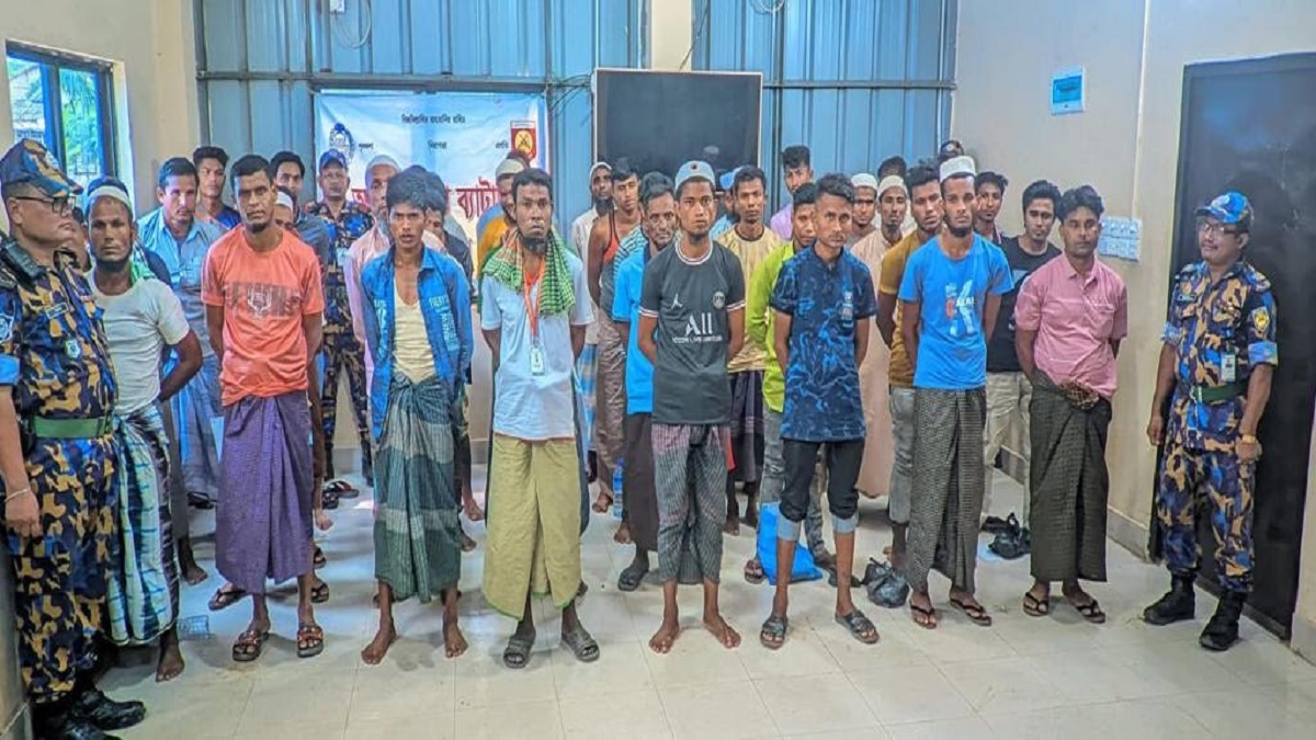 ক্যাম্প থেকে বের হওয়ায় ২০৩ রোহিঙ্গা আটক