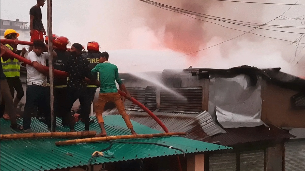 সিলেটের হকার্স মার্কেটের আগুন নিয়ন্ত্রণে, ঈদের আগে পুড়ে ছাই ২০টি দোকান