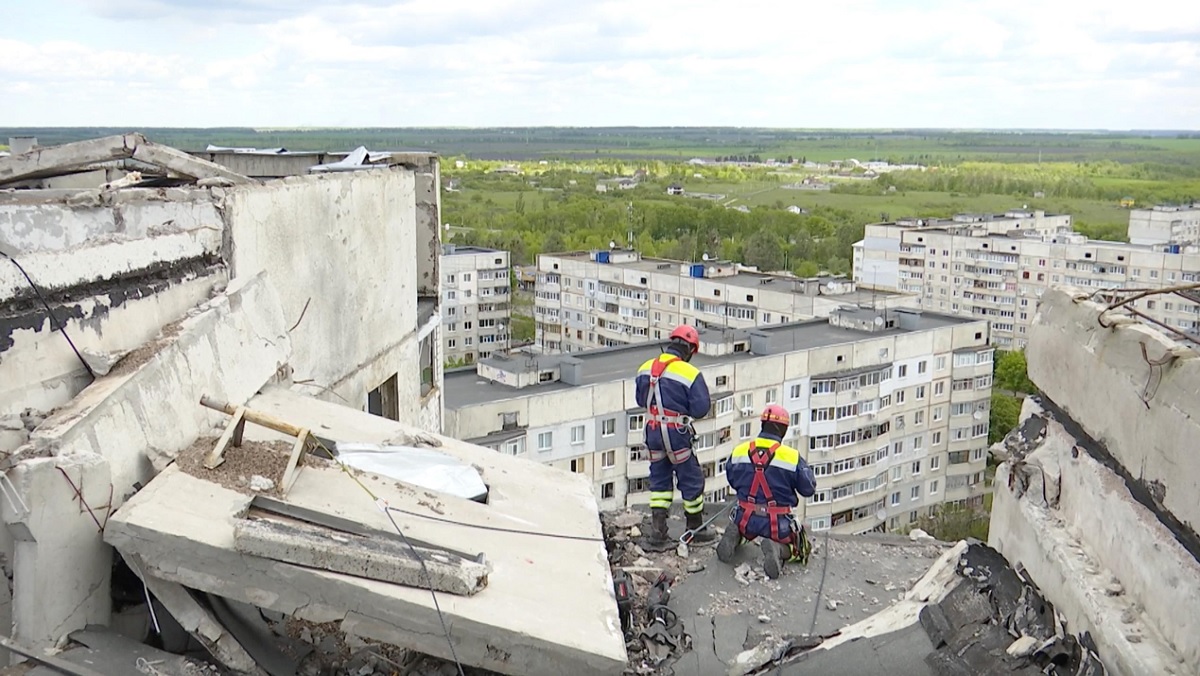 গোলাবর্ষণের মধ্যেই খারকিভে শুরু পুনঃনির্মাণ কাজ