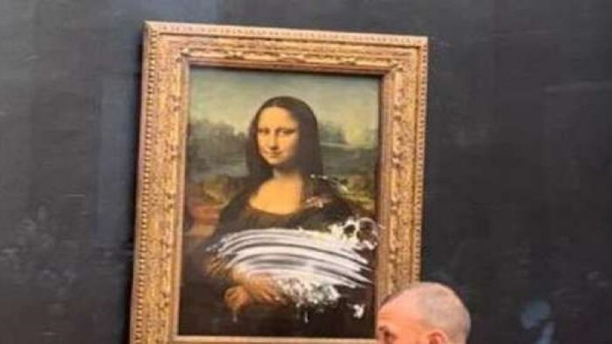 মোনালিসার চিত্রকর্মে কেক মাখিয়ে দিলেন দর্শনার্থী