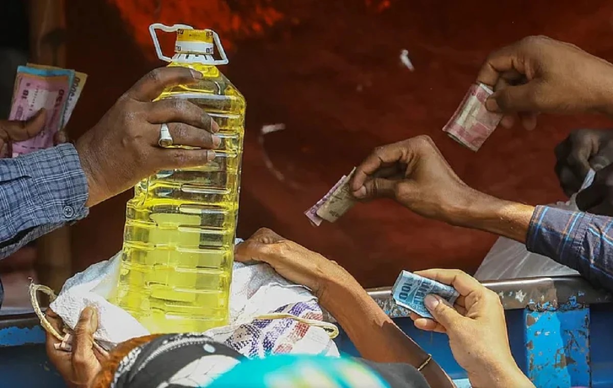 বাজারজুড়ে ভোজ্যতেলের হাহাকার, ঈদের পর বাড়তে পারে দাম