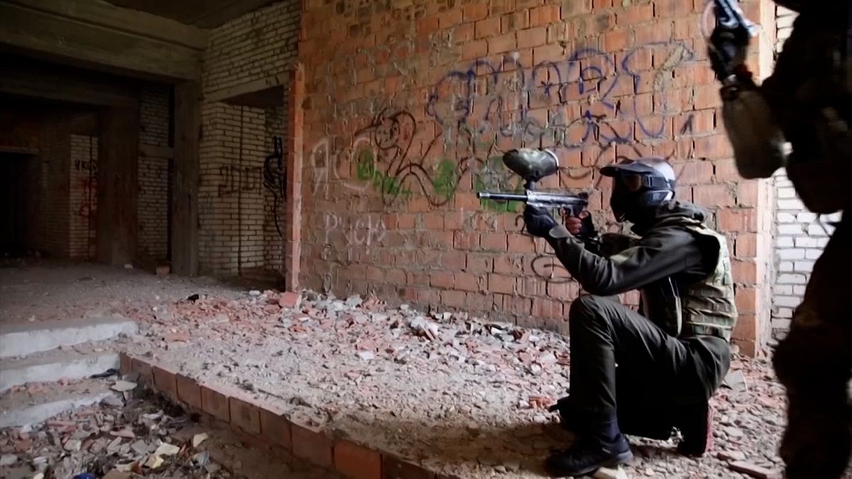 পেইন্ট বল গেমের মাধ্যমে সামরিক প্রশিক্ষণ নিচ্ছেন ইউক্রেনের সামি শহরের বাসিন্দারা