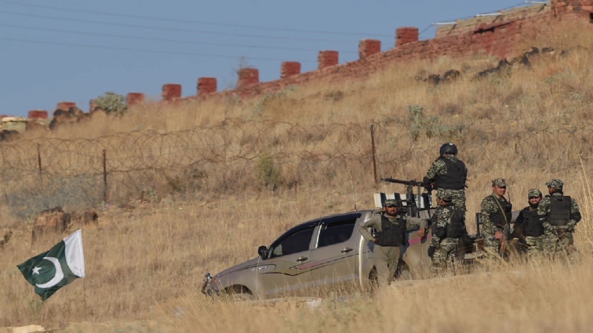 পাকিস্তানে আত্মঘাতী বোমা হামলায় নিহত ৬