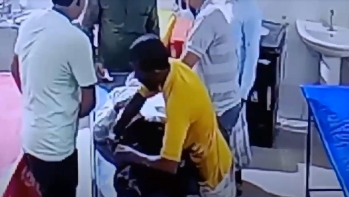 পিরোজপুরে মৃত্যুপথযাত্রী শিক্ষকের পকেট থেকে টাকা হাতিয়ে নেওয়ার ভিডিও ভাইরাল