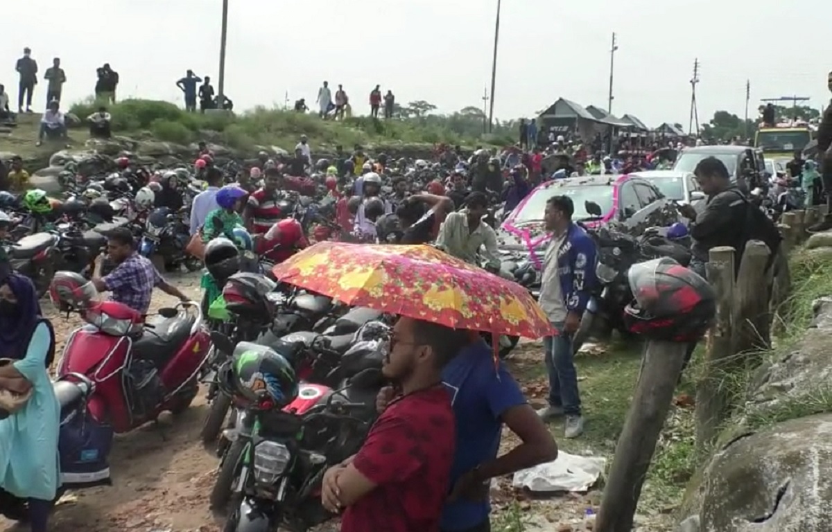 শিমুলিয়া-বাংলাবাজার রুটে বাড়ছে যাত্রীদের চাপ