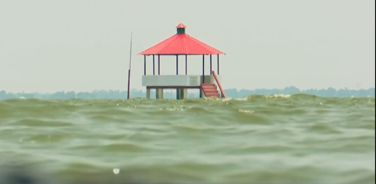 সুনামগঞ্জে হঠাৎ বন্যায় ভেসে গেছে ঘেরের কয়েক কোটি টাকার মাছ