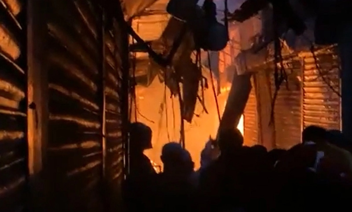 সিলেট হকার্স মার্কেটের আগুন, নিয়ন্ত্রণে ফায়ার সার্ভিসের ১৫ ইউনিট